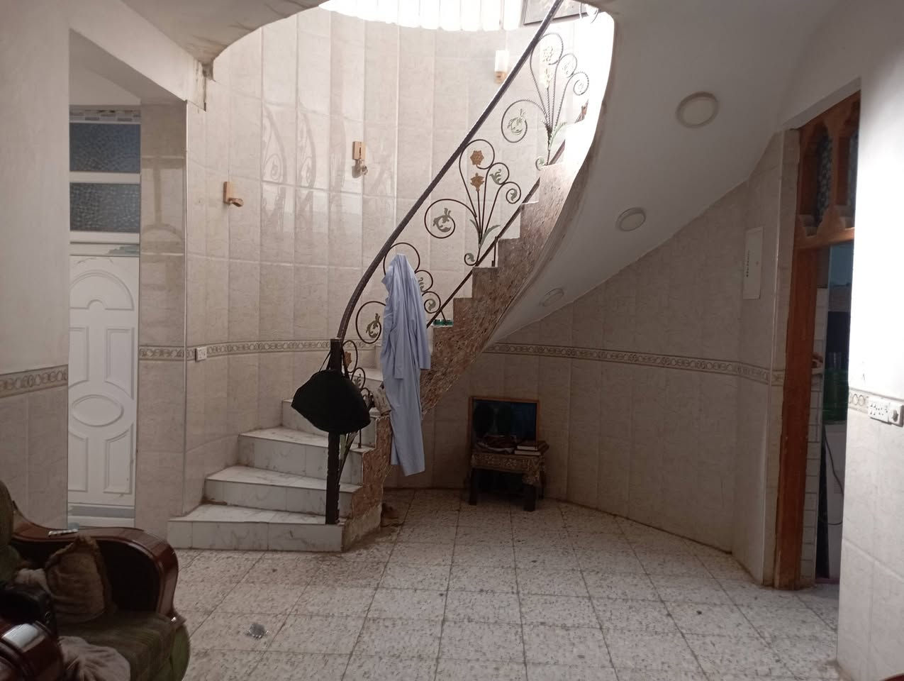 دار للبيع المساحه 200مترطابقين اربع غرف نوم العنوان حي الجزائر خلف المحكمه الجديده رقم ***********
