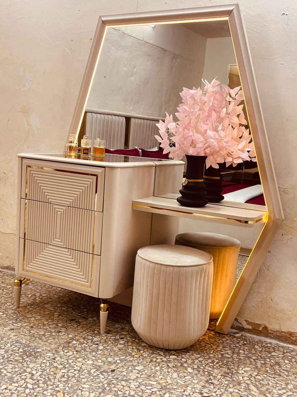 غرفة تركيه مودرن أبواب للبيع نضافه 💯 
فقط منصوبة من هوم سنتر زلغ مابيها ترهم للعرسان أصلية تكمه القويه السرير مخزن هيدروليك لمس
 للأستفسار خاص او واتساب 
***********
