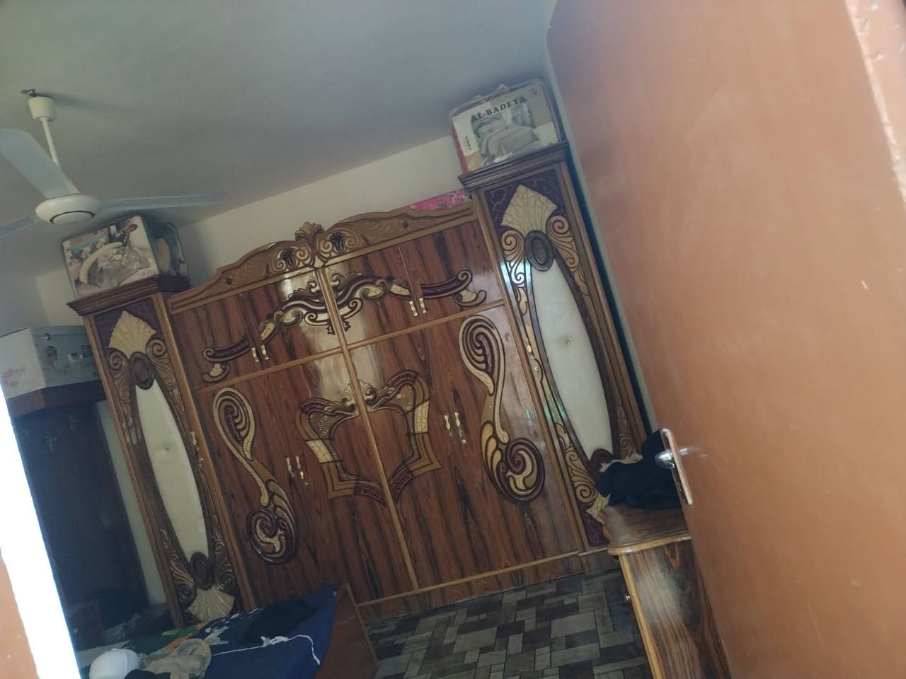 السلام عليكم دار للبيع مساحة ١١٠م مربع يحتوي الدار على كراج واستقبال وغرفة نوم وصال كبيره وملحقاته وغرفه وصاله وسطح القاط الثاني السعر 85 وبي مجال العنوان بغداد الحبيببه حي الزهراء منطقة ال 100 للاتصال واتساب وهاتف على هذا الرقم *********** غير متواجد على فيس
