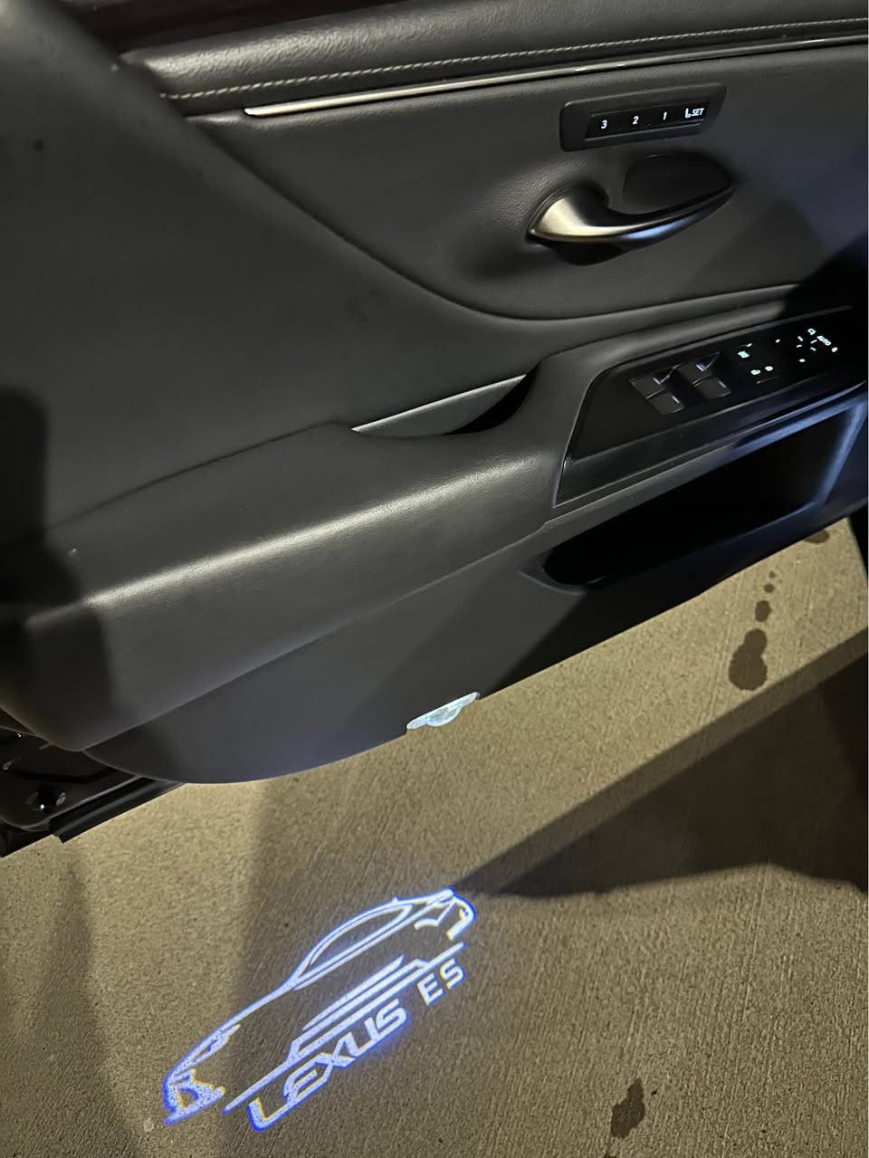 Lexus ES 350 2020
سيارة رقم دهوك. كلشي جديد تحويل نفس اليوم ……
مواصفات فول 1/1 للاخير ✋🏻كشن تدفية و تبريد خزن ستريرن كهربائي و تدفية. ………   محرك 3.5 (6)سلندر مرغوب 
سيارة فقط قطعة و شبر صبغ بدون اي دواخل و ارباك بجم و ورا كبس     السيارة جاهزة بشرط اي سونار 
مكان اربيل .     *********** واتساب كورك أربيل, العراق
