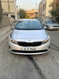 كيا فورتي 2017 حادثهة طخة بالبابين جهة اليمين بدون اي دواخل بجم كبس وه...