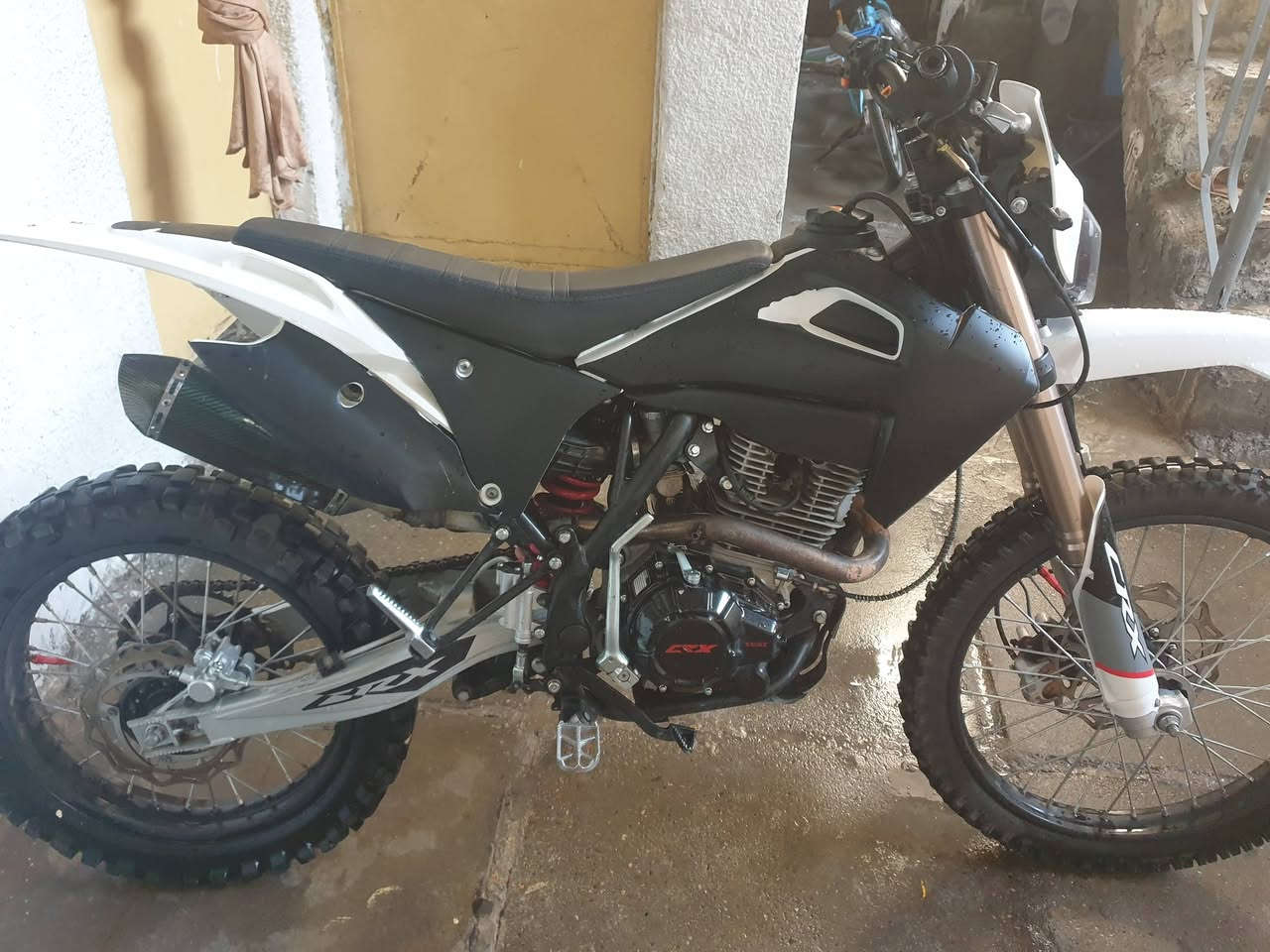 السلام عليكم 

الدراجه crx 350 قفاز (2025) دراجه مكفوله كفاله عامه مابيهة اي نقص فقط السيبايه والهورن ولباقي كفاله صوت وفصله وبطناش شك الكاع تايرات جدد كلشي شغال سعر 1500 مكاني بغداد المدينه
***********
 ***********واتساب
