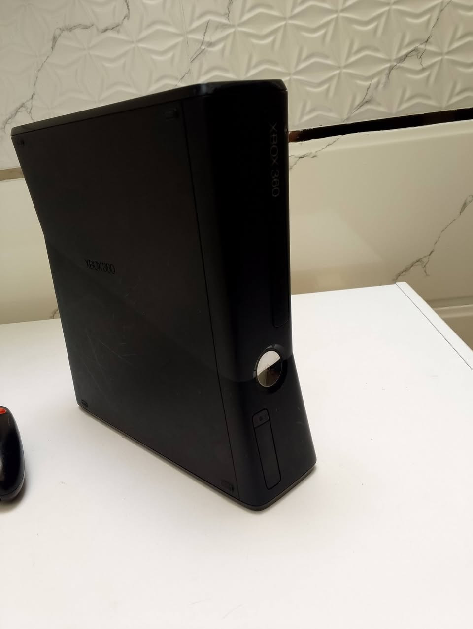 سلام عليكم
Xbox360 slim 
320 G ذاكرته 
كامل مع ملحقاته 
بيه خلل بسيط منفذ قرص يعلك 
رايده ب 85 قفله 
***********
