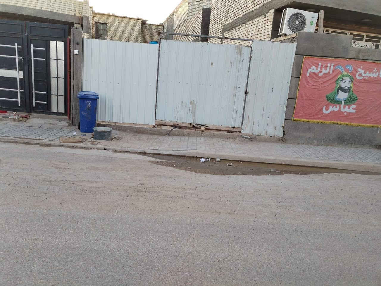 يا الله السلام عليكم...
قطعة رفت للبيع المساحه (١٠٠ متر... واجهه ٥  ونزال ٢٠)
العنوان... الرئاسه شارع عشرين قبل لاتوصل شارع ام البنين على يسرى بشارع الساده مكان حلو وعلى شارع كما موضح بصور والفديو والشراي يراسلني ع واتساب او الاتصال ***********
