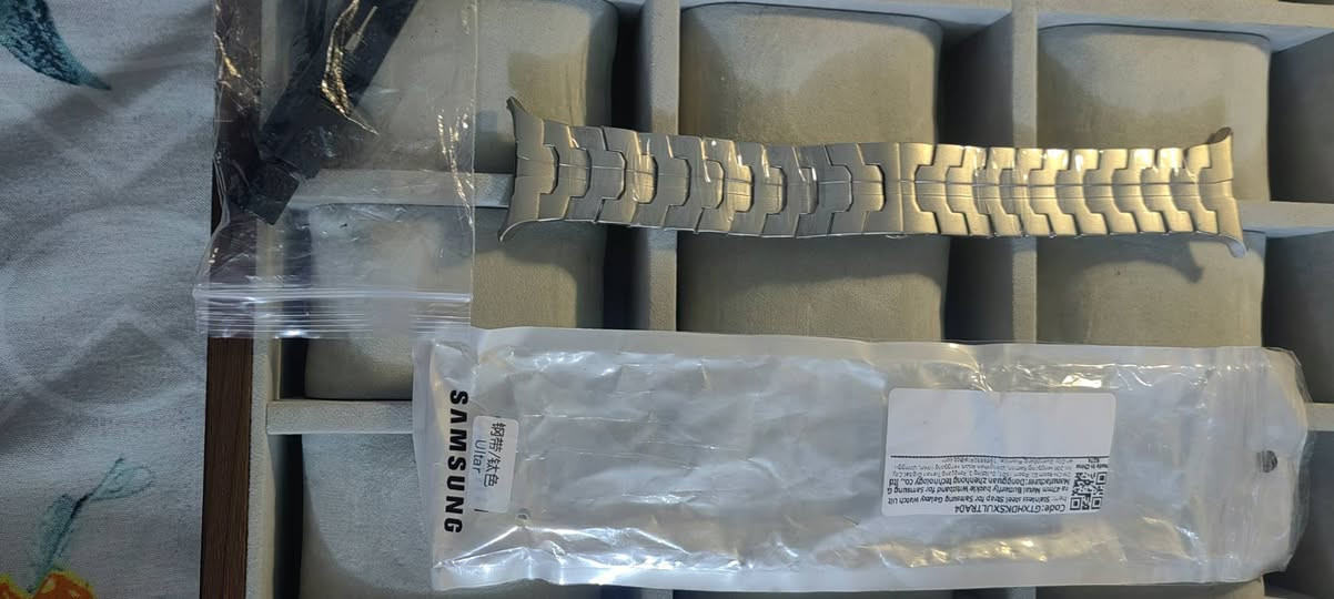 السلام عليكم عارضة مال ساعات تحتوي على ٣٠ قطعة مع حافظات مع سيورة ساعات للبيع التواصل خاص او على الرقم ***********.
