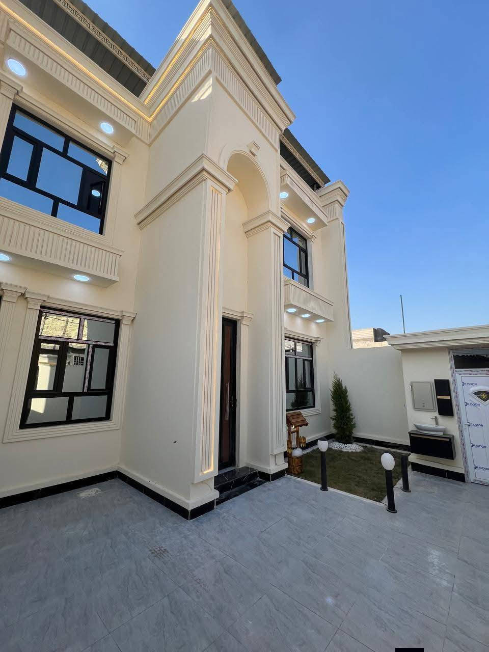 #اسعد #الله اوقاتكم بكل خير احبتي🫶🏻
     *********** ☎️
#جبنالكم #فله #طابقين✅
 بمساحه 250 متر✅
نوع العقار طابو صرف عرصه✅
تحويل بأسم المشتري مباشر✅
#يحتوي #الطابق #الأرضي✅
على غرف منام عدد3 ماستر
+ديوان+كبير+مطبخ+صاله كبيره
+صحيات داخليه كبيره+منور عدد 2
+كراج🚘 +حديقه🌹🌲🍀🌺🌴🌹
+صحيات خارجيه
#الطابق #الثاني #يحتوي
على غرف منام عدد3 ماستر
+صاله كبيره +صحيات كبير
+صطح سيراميك +مسقفات كي سبان
عن الرطوبه وحرارة الصيف الدار
جدآ متعوب عليه مال جناي
لحك واشتري قبل لاينباع
العنوان البصرة ابي الخصيب
 غرب المحكمة الجديدة 
#السعر #المطلوب
 260مليون قابل للتفاوض
مع توفر كافة الخدمات
 #شارع 15مترتبليط بلباب انارة💡ماء كهرباء مجاري
فارق جاهزة للسكن 
      ***********
نستقبل كافة العروض العقاريه✍️
