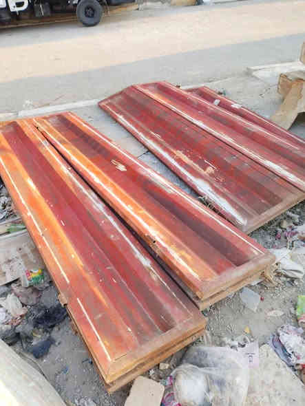 باب حديد دفتري مال محل طوله 3متر و10سانتيم في عرض مترين و90 زائد چرچوبته للبيع ***********
