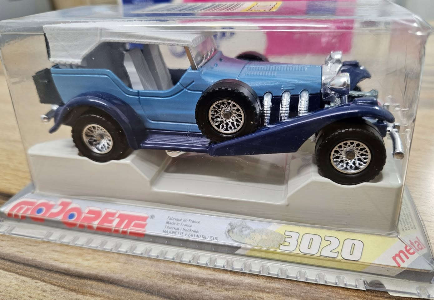 سيارة لعبة معدنية (Die-cast) من إنتاج شركة Majorette، وهي تجسيد لسيارة كلاسيكية فاخرة. 
صناعة فرنسيه 
طول السيارة قرابة ال ١٤ سم 
السعر ٦٠ الف


**إذا كنت صاحب هذا الإعلان وتريد حذفه لأي سبب، رجاءا أرسل رسالة إلى الدعم الفني**