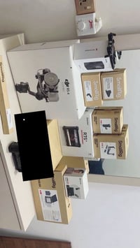 للبيع معدات تصوير احترافية:  * DJI RS 4 Combo * شاشة Desview R7S III *...