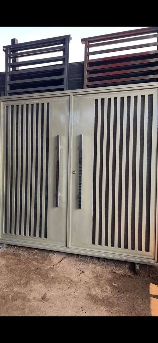 باب بيتك قديم يمي انطيك باب جديد حسب ذوقك وأخذ القديم حسب الاتفاق للتواصل ***********واتساب
