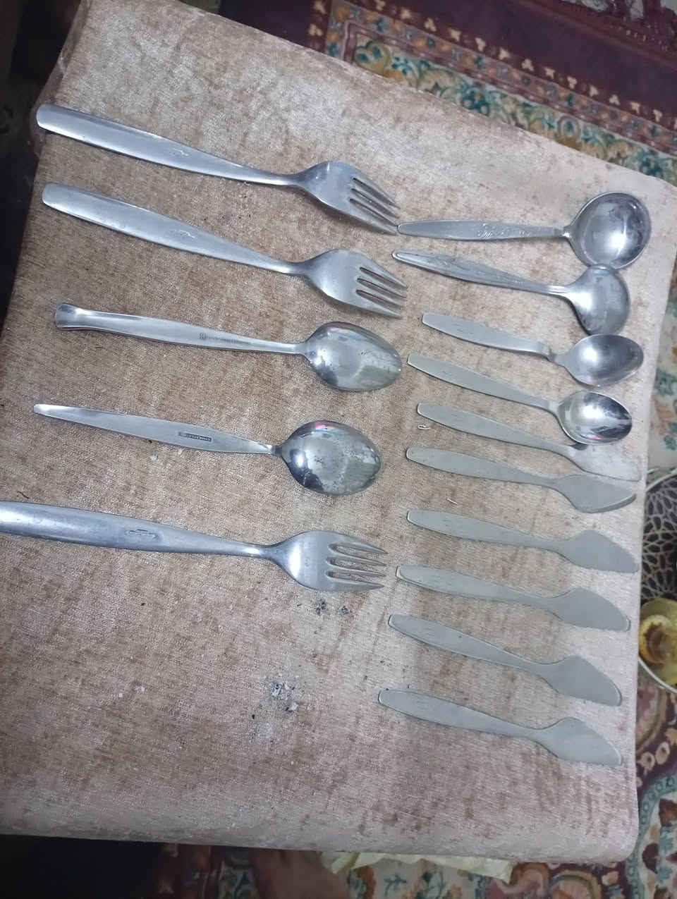 سكاكين وملاعق وشوكات بغداد العبيدي تحف قديمات للبيع مانعرف فضه غير فضه ***********
