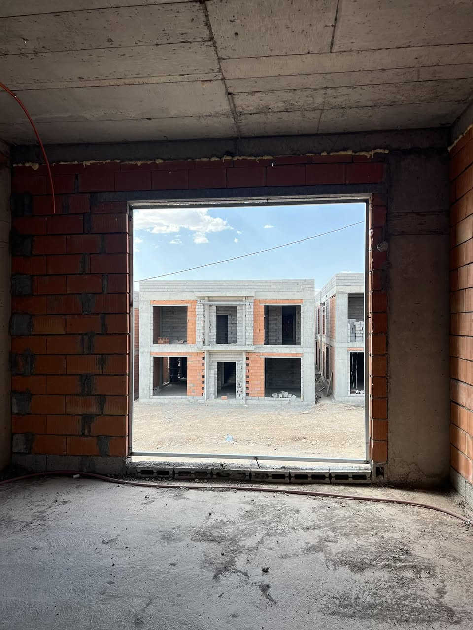 كوردی / عربی

Oakland Villas - ڤێڵاكانی ئۆكلاند

🏡 یەكێك لە پرۆژە هەرە ناوازەکانی شاری هەولێر كەلەلایەن كۆمپانیاكانی میڵۆرین، العاسوق وە گارە جێبەجێ دەكرێت.

📍شوێنی پرۆژەكە دەكەوێتە سەر شەقامی 150 متری تەنیشت پاركی زانستی.

🏡 459 ڤێلای مۆدێرن بە رووبەری جیاواز 200م – 250م – 320م – 600م

🗓️-شێوازی پارەدان پێنج دەفعەی %20یە وە لە ماوەی
 دوو ساڵدا هەموو پارەكە دەدرێت.

تایبەتمەندیەكانی پڕۆژەی ڤێلاكانی ئۆكلاند:
🔺سیستەمی غازی مەرکەزی بۆ تەواوی ڤێلاکان
🔺سیستەمی شۆفاژ (گەرمکەرەوەی ناوەکی)
🔺سیستمی وزەی خۆر - Solar System

بۆ زانیاری زیاتر پەیوەندی بکە:
0750 375 1274 ☎️
--------------------------------------
Oakland Villas - فلل أوكلاند 

🏡 أحد أرقى المشاريع السكنية في مدينة اربيل، يتم تنفيذه من قبل شركات ميلورين، العاسوق، وكارة.

📍يقع المشروع على شارع 150 متر بجانب الحديقة العلمية.

🏡 يضم 459 فيلا عصرية بمساحات مختلفة: 200م – 250م – 320م – 600م.

🗓️ نظام الدفع: 5 دفعات، كل دفعة بنسبة 20%، ويتم تسديد كامل المبلغ خلال سنتين.

مميزات مشروع فلل أوكلاند:
🔺 نظام غاز مركزي لجميع الفلل
🔺 نظام تدفئة مركزية (شوفاج)
🔺 نظام الطاقة الشمسية - Solar System

للمزيد من المعلومات يرجى التواصل:
☎️  0750 375 1274
