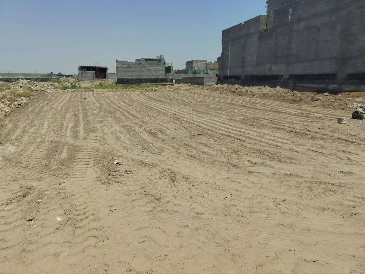سلام عليكم قطعه البيع زراعي سند ٢٥مساحه ٤٥٠متر واجه ١٨ونزال ٢٥ويرهم ابيع نص ٢٢٥متر مكان ورئ بيت رويد قرب منتجع نصير الزبيدي سعر خاص الاستفسار على رقم المكتب ***********
