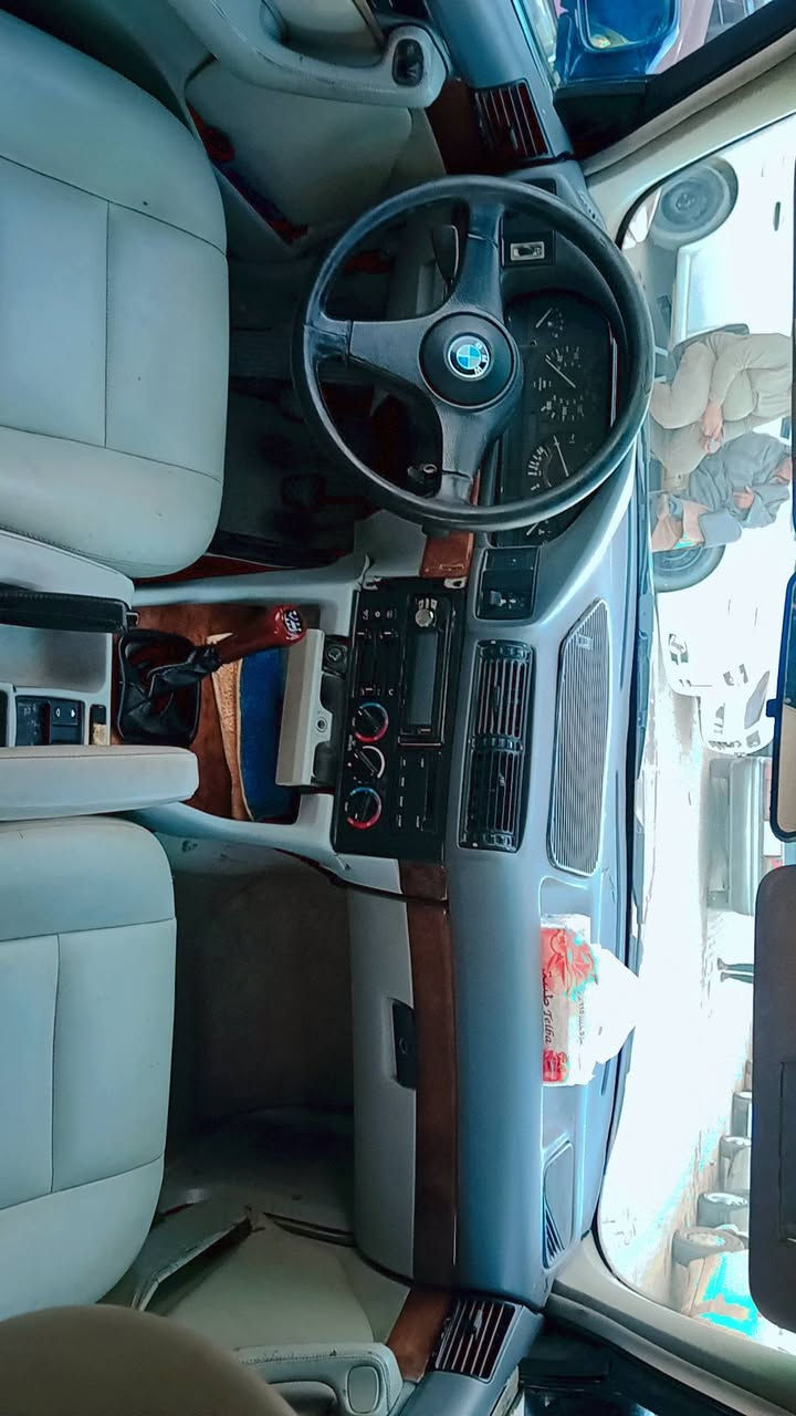سلام عليكم للبيع BMW 525 مسكر كير عادي سياره جاهزه كير ومكينه مشروطات موديل ١٩٩٠ فتحه شغاله داخل بيجي جلد ويل رياضي ١٧ تو سايز صالنصه رياضي سياره كلها رياضي M العنوان نجف كوفه *********** السعر ٥٨ وبيها مجال
