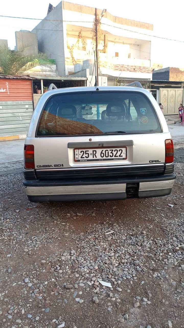 السلام عليكم عيني عندي اوميكا للبيع موديل 92 حجم 20 سنويه مشروع وطني بسمي شرط التحويل لحد 30 تنتهي بطاقه بانزين بيها سياره نظيفه محرك كير شرط صدر تايرات كشر داخل كله جديد كهربائيه شغاله سياره مال بيت نضيفه كاعدة حلوه السعر 37 بيها مجال بصيط مكاني كركوك ***********
