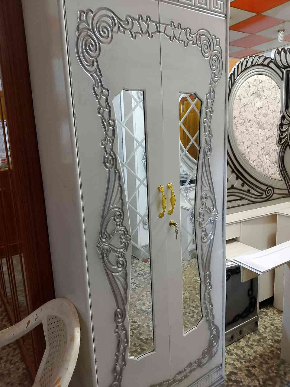 غرف سته ابواب عراقي جديد السعر مليون  200العنوان شارع المدينه  سوق الحديقه مقابل محلات البلديه الرقم. ***********
