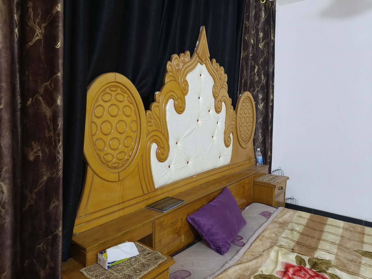 سلام عليكم
غرفة نوم و ميز وتواليت وكنتور 4 ابواب 
تخم 7 
كنتور 3 ابواب 
سعر 750 بيهة مجال مكان بغداد الامين 
للتواصل واتساب ***********
