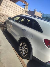 سورنتو 2017 خليجي ماشيه 90 بيه رصعه بلباب وره سايق واضحه بلمنشور وباقي...