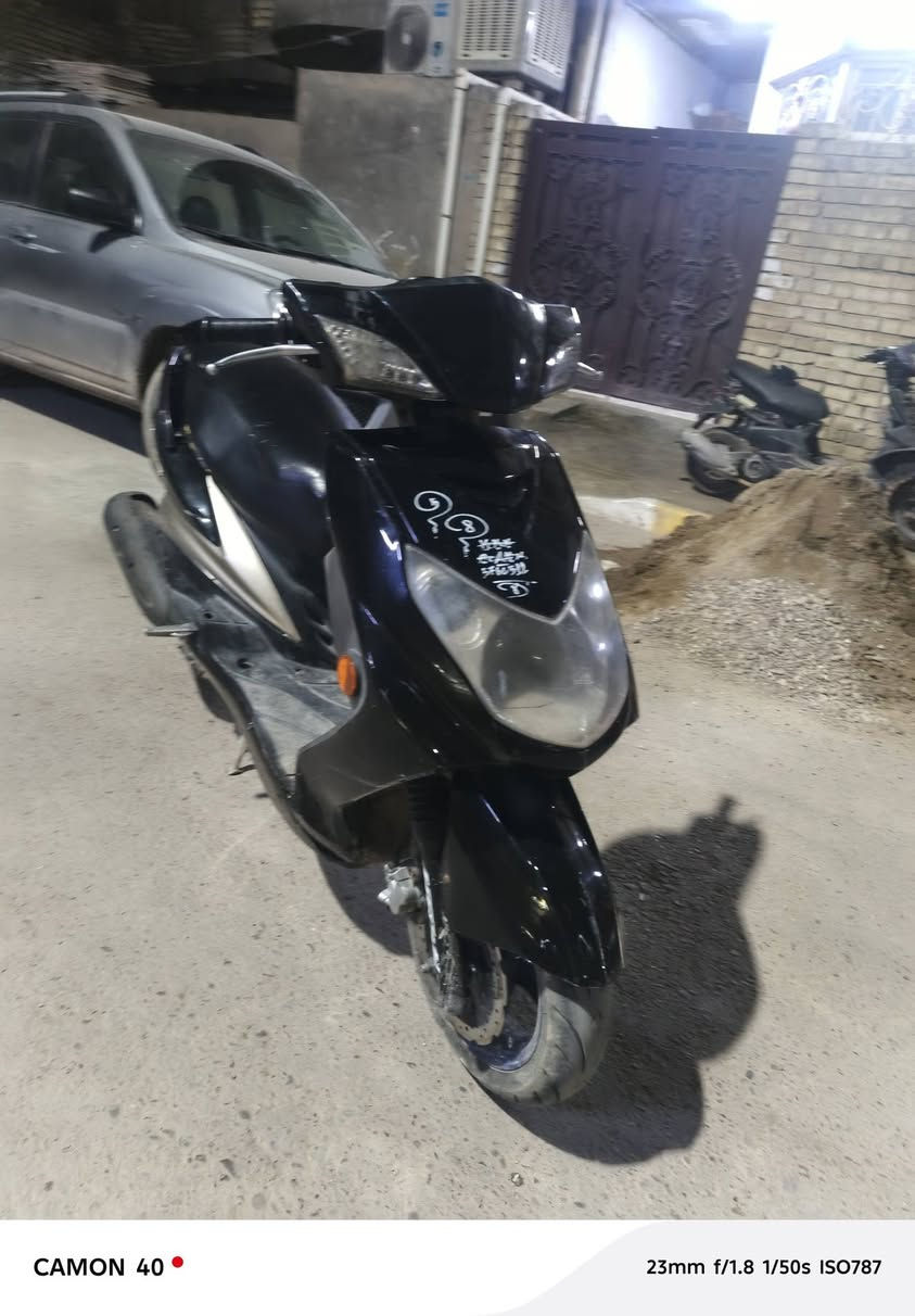 سلام عليكم سكنس فحل موديل 2011 حديث جويتر كهرباءي الدراجه تخبل مبيها اي نقص كهربائياتها كلها شغاله الدراجه بيها كلج خلفي مزود تصلي الدراجه ناعمه كلش كفراته نضيه السعر 600 وبيها مجال للطيبين  مكاني الشعب رقم الهاتف ***********
