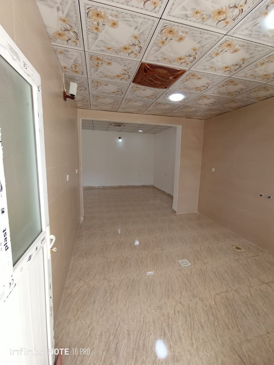 سلام عليكم بيت للبيع اربيل شقلاوة مجمع روارا مساحه 160 متر غرفتين نوم صاله و حولي  ومطبخ صحيات كراج حديقه يسجل بأسم كل من يحمل الجنسيه العراقيه خدمات كهرباء ماء موجود السعر (3) دفاتر و (95) ورقه وبي مجال 
 للإستفسار على الرقم *********** 
متواجد واتساب ملاحظه البيت بأسمي
