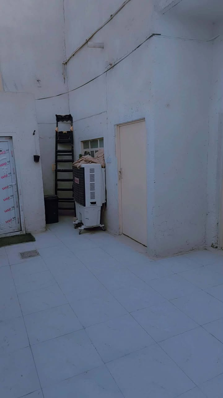 بيت طابو صرف للبيع 
المساحة 125متر. البناء بلوك 
المكان الحولي قرب مدرسة ام الربيعين الابتدائيه. غرفتين وهول وبراني وصحيات ***********
