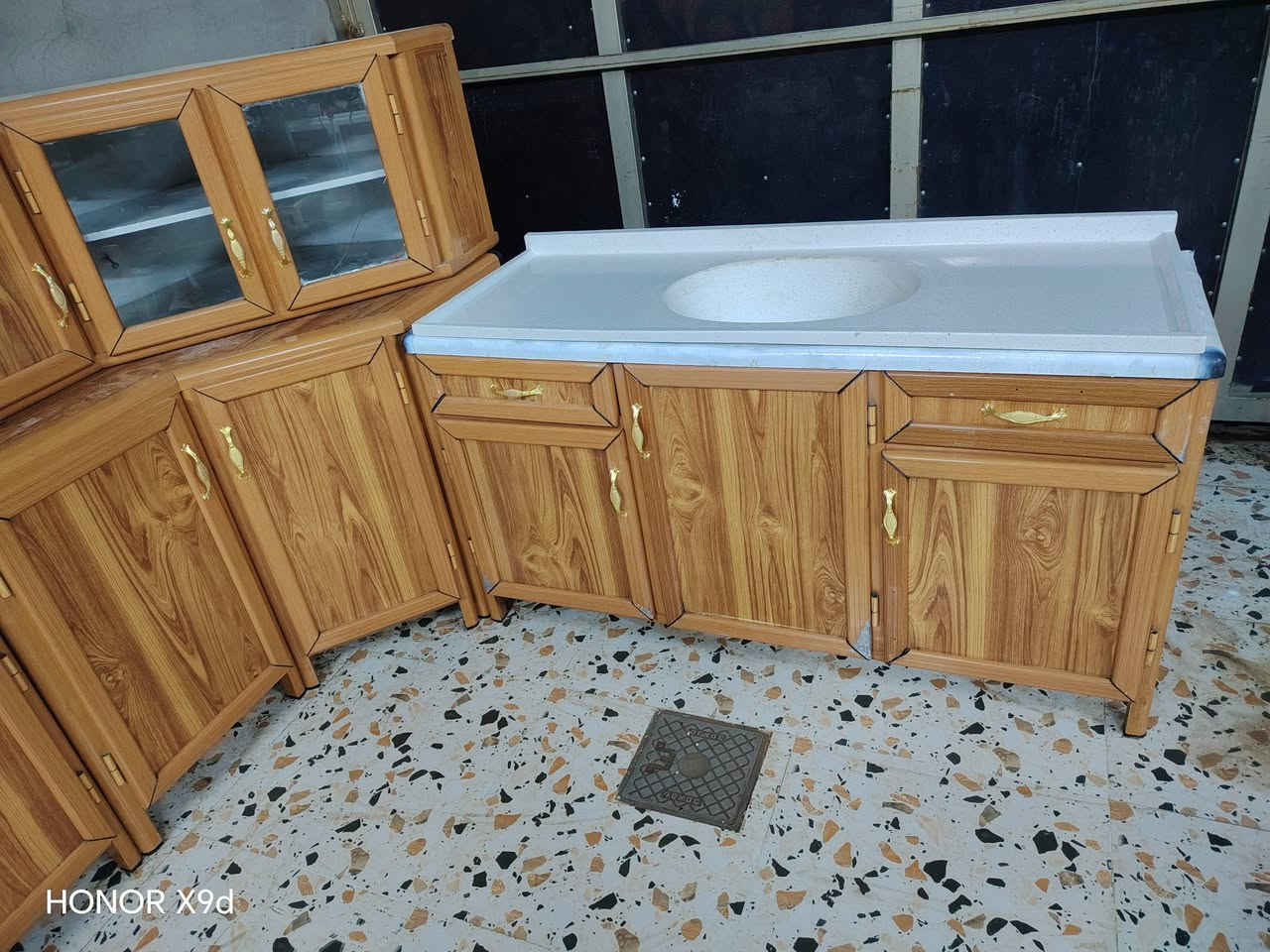 كاونتر 3امتار ونص وسنك متر ونص مرمر جديد نضيف مابي عيب السعر 400 وبي مجال ***********
