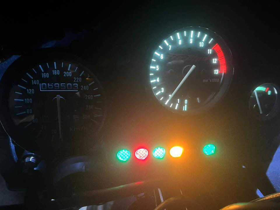 سلام عليكم
CBR 919 
مكينة 919 السرعة 300 الدراجة للبيع اوراق كامله نضيفة بس يرادله ترتيب كهربائيات والمكينة مبدل فقط زنجيل 
بس اني ابيع كوم حديد حالياً طافيه 
#مكاني بغداد الشعلة
#رقمي ***********
#السعر 1600 وبيه مجال بسيط يعني مليون و 600 الف
