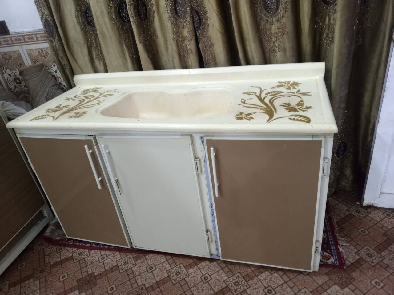 السلام عليكم كاونتر تسكام للبيع السنكي متر و نص و الكاونتر مترين و نص السعر 450 وبي مجال مكاني الدوانيه قضاء الشاميه  ***********
