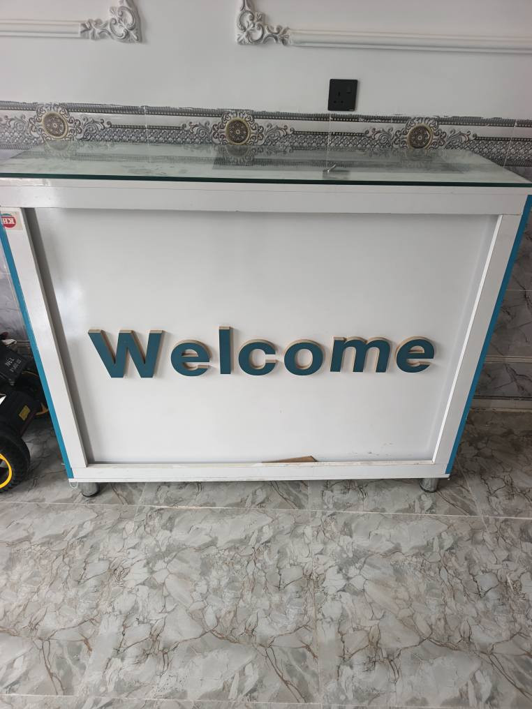 السلام عليكم
ديكور صيدلية كامل للبيع نظافة 85٪ 

رفوف عدد12

ميز متعدد رفوف +باب+مرات 

السعر 2,000,000 بيها مجال بسيط
***********
