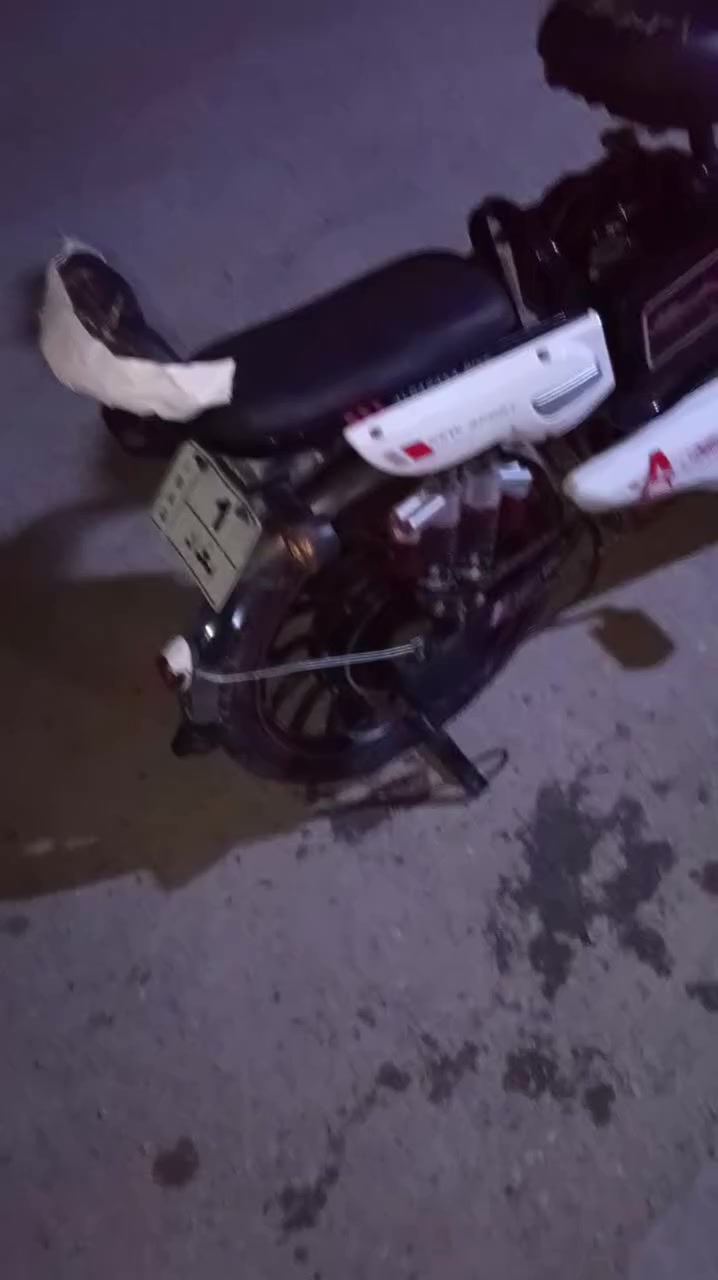 السلام عليكم دراجة شحن حجم 20خمس بطاريات جداد الدراجة جديدة بمعنى الكلمة الكهربايات كلة شغال مكان بغداد المشتل بحي الراسة السعر 250وبيهة مجال الطيبين رقمي ***********
