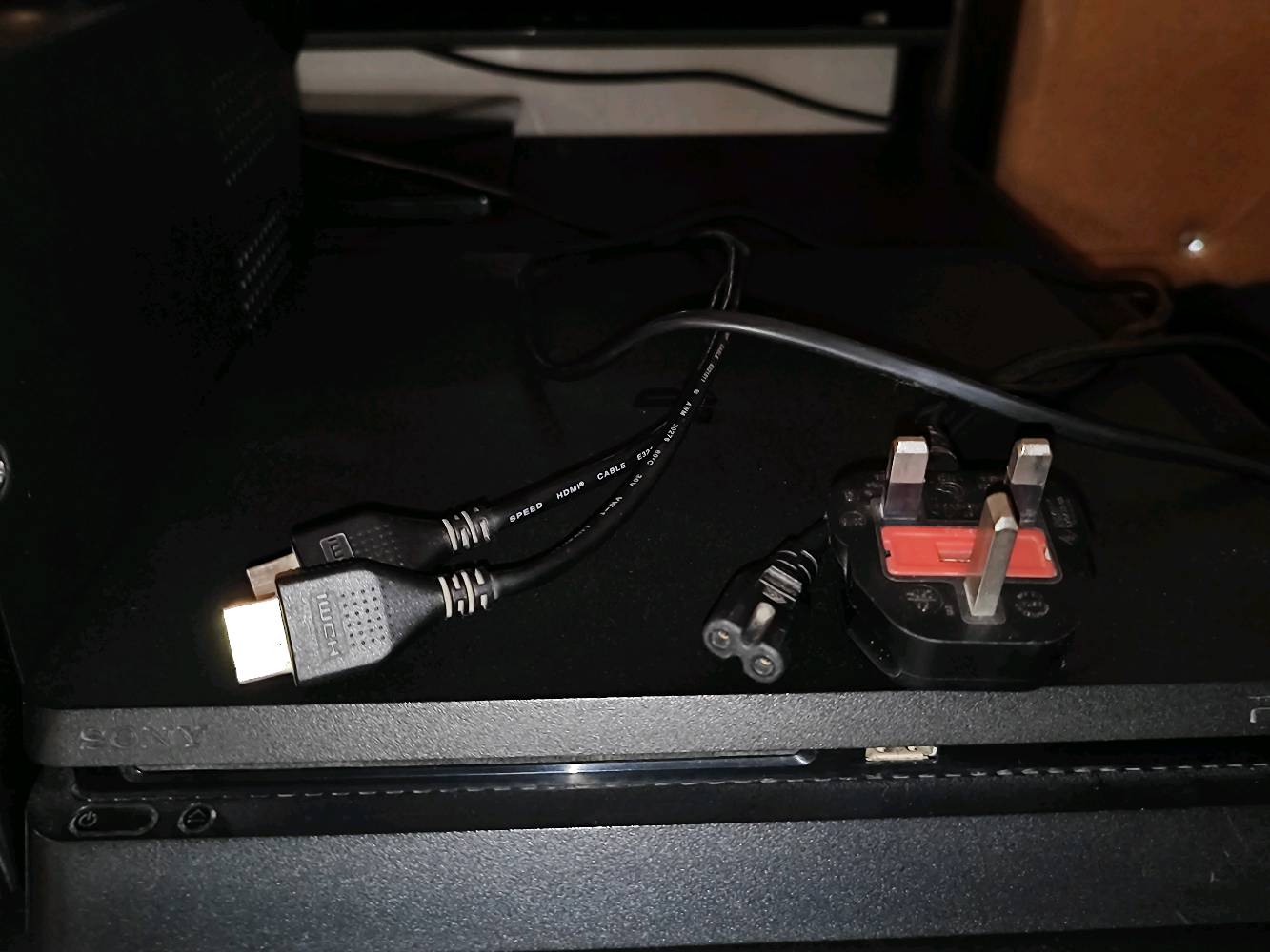 سلام عليكم 
بلي ستيشن 4 . Ps4 
ريجن: أروبي  (اونلاين)
ذاكرة. 500g
ملحقات اصلية ويارات وكيبل HD يوجد معة كارتون الاصلي 
جهاز ما مفتوح ما داخل صيانه ابد 
معة UPS 850 من شركة falcon غني عن تعريف طبعاً 
بدون جوستك.
السعر : 200 الف وبي مجال 
عنوان : بغداد . شعب . شارع 25 
الاتصال على الرقم (***********) (فقط وتساب) 
