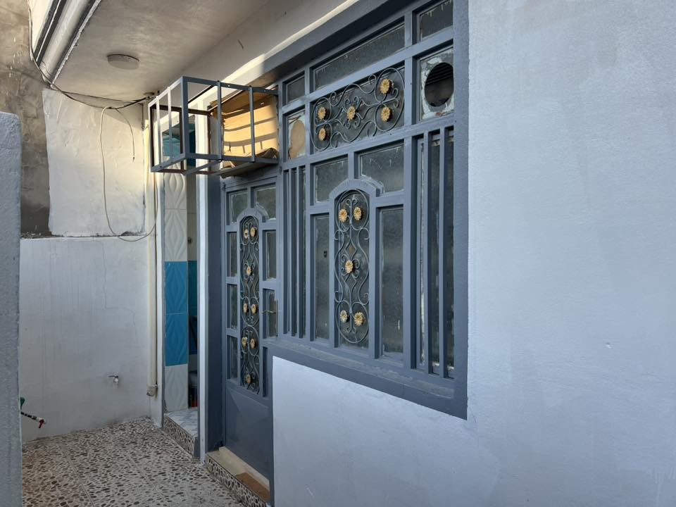 سلام عليكم
للبيع بيت 100 متر مربع ركن في بختياري شارع اسواق المندلاوي بيت مكون من غرفة ومطبغ والصالة واستقبل وصحيات فول سيراميك و+ كاونتر وسبالت اثنين كهرباء وماء متوفر + ماء بير 

الرقم: ***********
