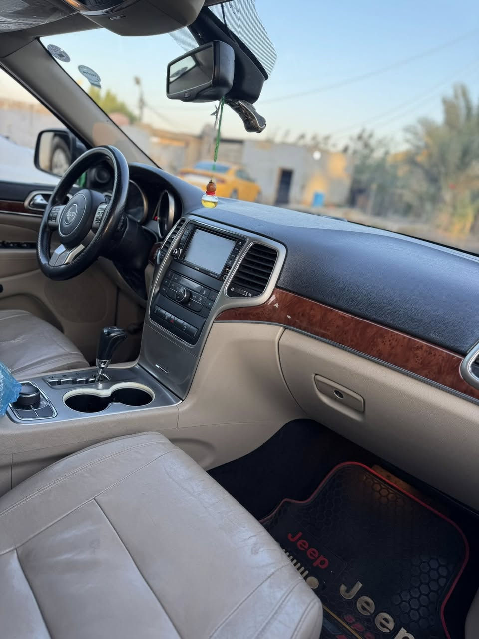 سلام  عليكم 
جيب جراند شيروكي لمتدد موديل 2012 وارد خليجي 
فول مواصفات 
فتحه 
كشنات تدفئه اماميه خلفيه 
كامره خلفيه 
ايباد خلفي 
حساس امامي خلفي 
تدفئه ب الاستيرن 
بصمه
بيه بنيد صبغ  
للاستفسار 
***********
