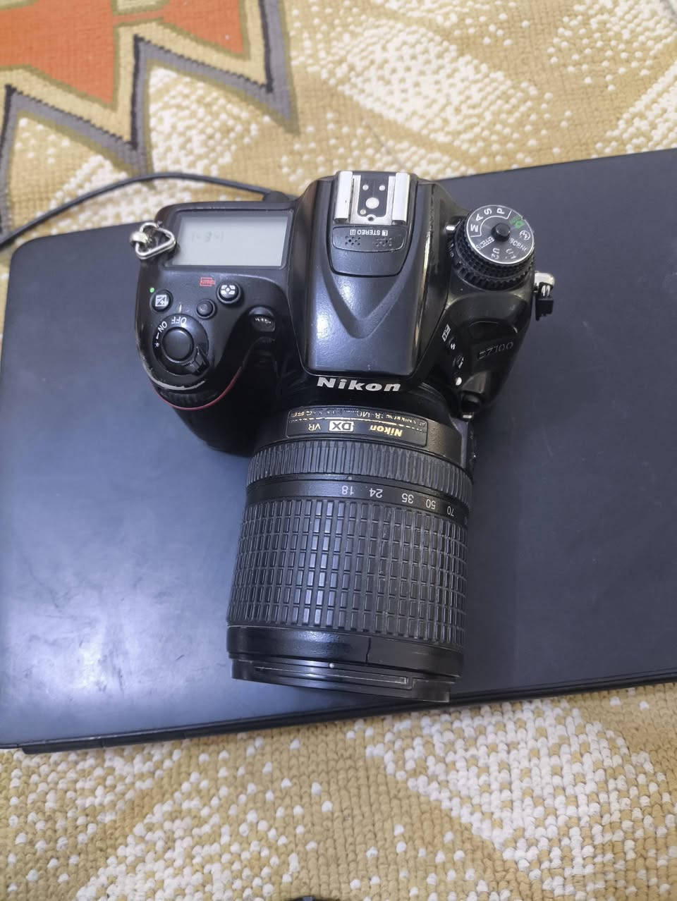 كامرة نيكون D7100 نضافة 60٪ 
مع عدسة 18-140
مع عدسة 50m فتحة 1.8
شاحنة وبطارية 
سعر خاص ***********
 مكاني ناصرية قضاء سيددخيل
