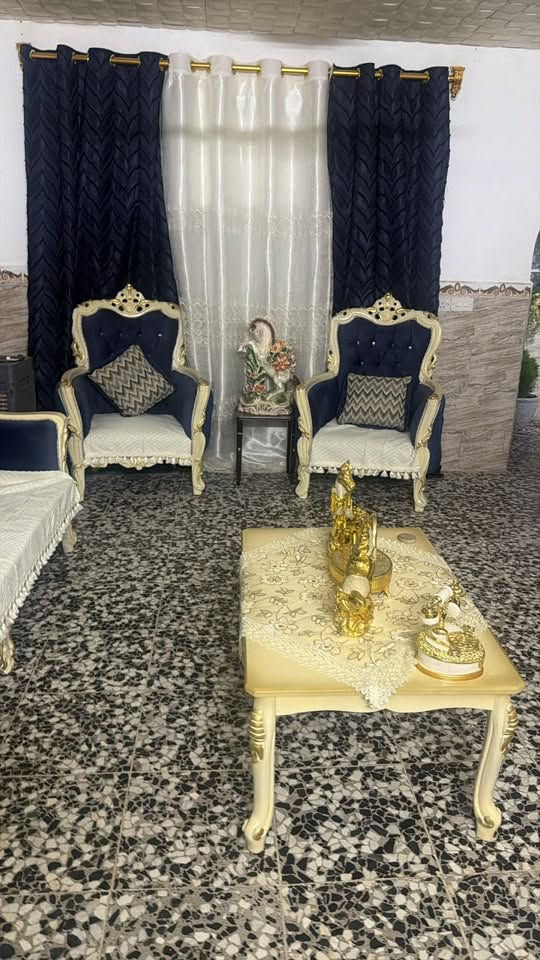 للبيع عشر مقاعد 
كلش جديد صار اقل الشهر مشتري دينباع لغرض الانتقال
٧٥٠ وبي مجال 
***********
