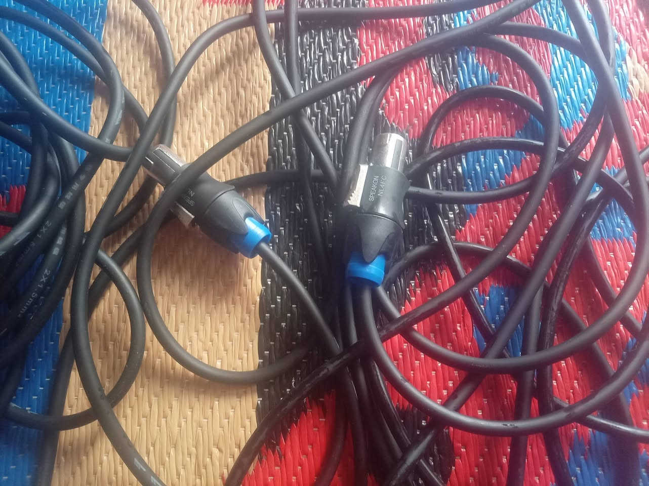 سماعات كوبي اصلي
ويا الستاندات والوايرات ويا مايك بلوتوث
سعر ٤٠٠ هاذه رقمي *********** لي موشراي لايشلع كلبي شرط طك كارتون
