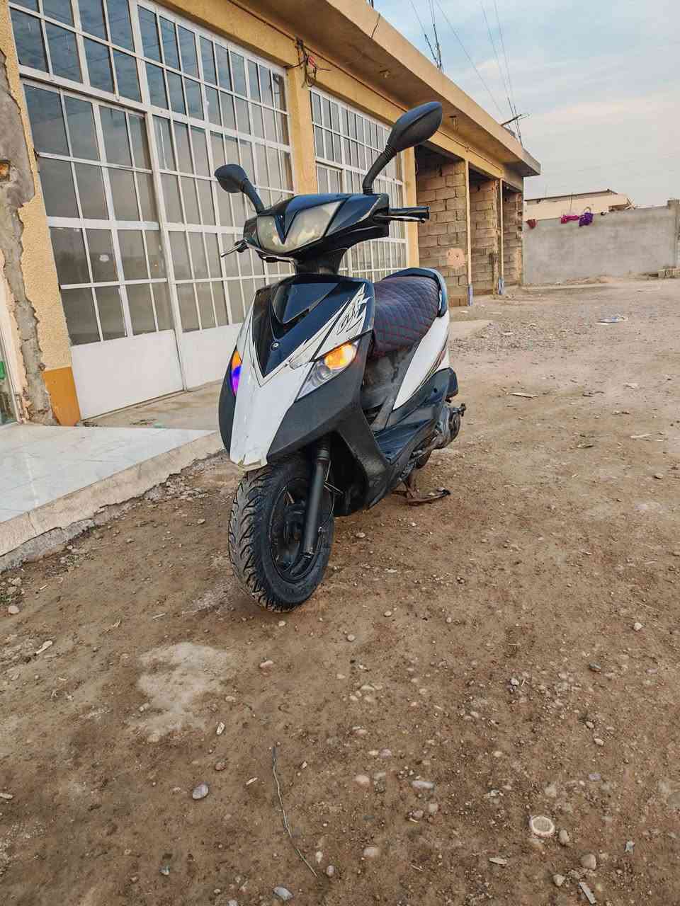 دراجه ثعلب للبيع دراجه رمبه صارلي شهر من منزلها من الرمبه دراجه بلادي مكينه بلادي  شرط برغي ما مامدود عليها كهربائيات كلها شغاله زوج تايرات جدد بصمه او قفل ستيرن او قفل جنطه مختمه من تاير للتاير دراجه نكره سلف تشتغل اوراقها كامله شرط دراجه ملحه معدل 140 السعر 850 او بيها مجال مكاني بغداد منطقت المشاهده رقم الهاتف ***********
