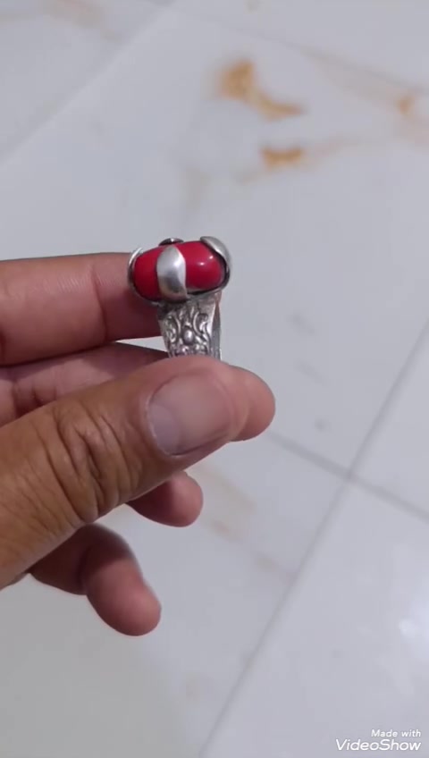 سلام عليــــــكم
تحفه فنيــيه(مـرجان تونـسي طبيعي خاتم يخبـل» 

صياغه يدويه فضه مختومة(925)
قيــــــاس الخـــــــــــاتم (18) لتواصل على الرقم  ***********
