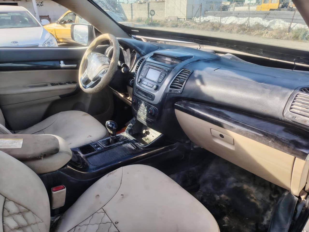 السلام عليكم للبيع كيا سورنتو موديل 14 فول مواصفات محرك 6 سلندر رقم سليمانيه تحويل أو وكاله بيها حادث كما موظح فصوره أبيعها علا حادثهه مكان سياره بغداد السعر 73 وبيها مجال لشراي يتصل ***********
