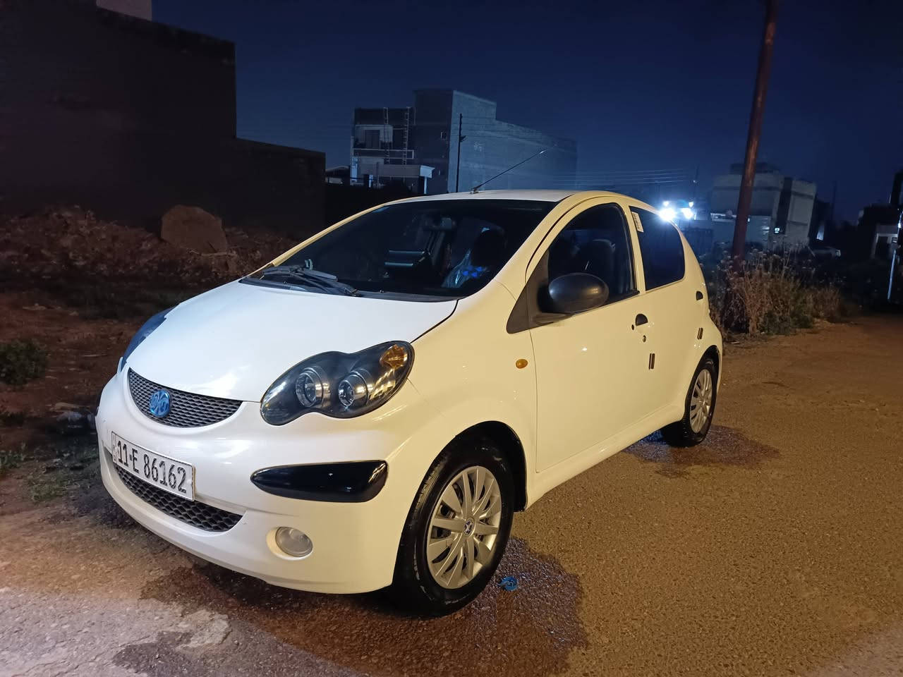 السلام عليكم
 ByD F0 موديل 2013 على وضع الشركه زيرو ماشيه 112 شرط قطره صبغ مابيهه لا بارد ولا معجون ولا تبديل سياره بلاديه وجاهزه للاخير
1-بصمه 
2-شاشه تاب 
3-كامره 

 تخم تاير ودسكات 
ومنضومه مي جديده سياره مال بيت 
كلوب نقص مابيهه وكلهه ع شركه 
سياره بيهه حته دفتر اخراجيه مال سفر 
سنويه وهزه ورقم جديد 
سياره شكد متكول جديده جديده 
مكاني بغداد الدوره 
السعر 50 

*********** 

رجاء رجاء رجاء اذا متعرفلهه اتركهه الله يرضه عليك السياره جنايتهه يعرفون قيمتهه
