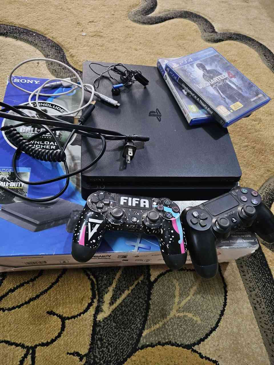 جهاز بلاي فور أميركي ريجن، وان 500 جيجا. ملحقات كاملة، نظيف ما مفتوح مع. قرصين، جي، تي، إيه، وأنشارتد. مع يدتين مع كارتونة الجهاز السعر ٢٤٠ وبيه مجال بسيط 
للتواصل *********** اتصال
