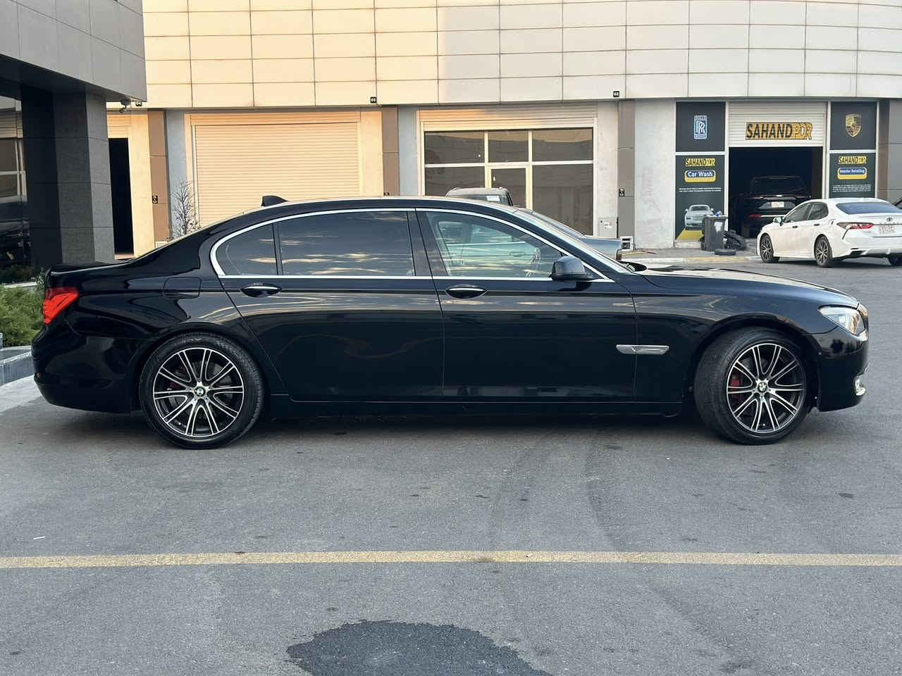 السلام عليكم
Bmw 730 f02 
موديل 2011 خليجي زيرو مال عراق 
السياره فول خواصفات مكفوله من الصبغ 
مواصفات 
شاشه جبيره 
سلايد 
٥ بردات 
صندوق شفط 
كامره ٣٦٠
حساسات٣٦٠
سدي جنجر 
اوتو هولد
ثلاجه
سستم سماعات
منضومه زينون 
شاشه ابل كار بلي ويوتيوب 
لايت داينمك يتحرك وياك
باب طويل (لارج)
ريمونت للتحكم بل شاشه
هواي مواصفات بيهة اهل الخبره يعرفوهة السياره حلوه وجديده كير ومكينه وكهرباييات بشرط صبغ بشرط تفحص وتتاكد من كلشي يله نسولف تحويل ثاني يوم وكلشي بيهة جديد 
السياره مابيهة اي نقص كامله من كل شي 
سعر ٢١٠ وبيهة مجال للاستفسار ***********
