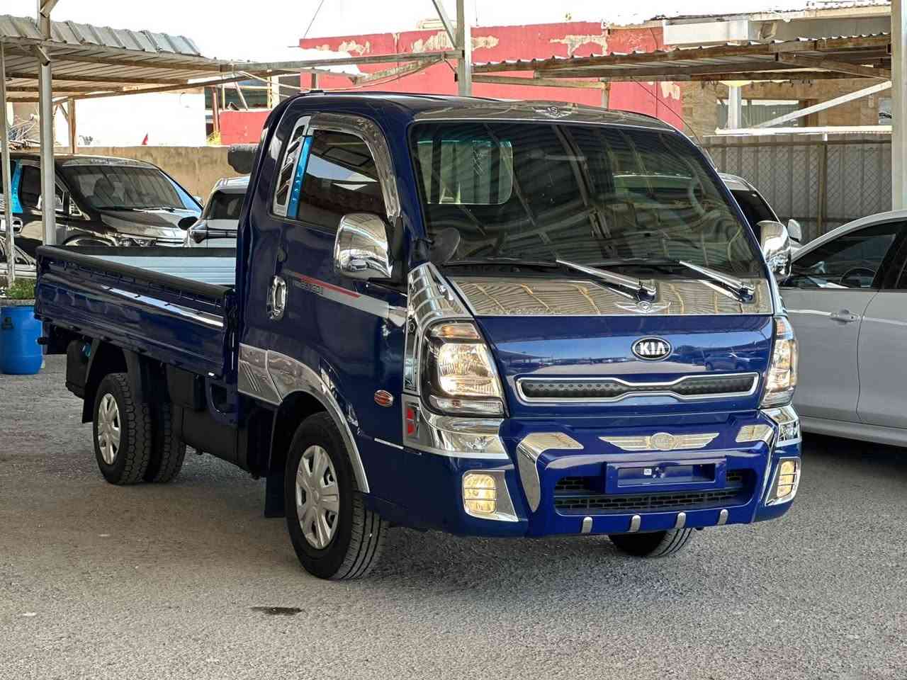معرض صادق العقرباوي لتجارة السيارات 
0795106431
للبيع: كيا بونجو 3 (Kia Bongo III) موديل 2021
​سيارة بيك أب كيا بونجو بحالة الوكالة، تتميز بالاعتمادية والقوة في الأداء، مثالية للأعمال التجارية والنقل.
​تفاصيل السيارة:
​الموديل: 2021
​الحالة العامة: فحص كامل (بحالة ممتازة).
​ناقل الحركة: عادي (Manual) 6 غيارات.
​المواصفات الداخلية: * نظام تكييف وتدفئة فعال.
​تدفئة مقاعد وتدفئة مقود.
​نظام صوتي يدعم (Bluetooth / Radio / Media).
​تحكم كهربائي بالمرايا.
​المواصفات الخارجية: * إضاءة نهارية وكشافات ضباب.
​صندوق خلفي واسع مجهز للنقل الثقيل.
​إطارات بحالة ممتازة.
​الموقع:
​معرض صادق العقرباوي لتجارة السيارات
المنطقة الحرة - شارع 10 شمال.
​للتواصل والاستفسار:
​يرجى الاتصال على الأرقام التالية:
​0795694552
​0795106431
​ملاحظة: المعاينة خير برهان، السيارة جاهزة للاستخدام الفوري ولا تحتاج لأي صيانة.


**إذا كنت صاحب هذا الإعلان وتريد حذفه لأي سبب، رجاءا أرسل رسالة إلى الدعم الفني**