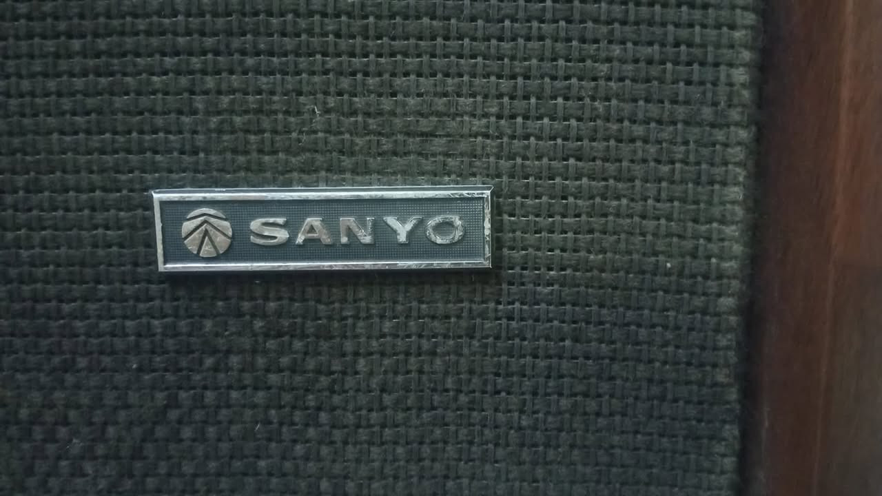 سماعات ماركة سانيو يابانية أصلية 
القدرة 20 واط 
قياس  ( 44 × 30 × 19 ) cm 
صوت نقي وصافي 
السعر 45 الف 
***********
