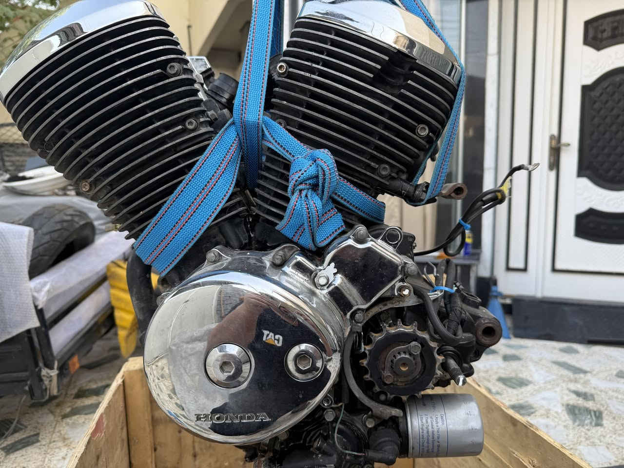 كباتنا الأعزاء تحية طيبة. للبيع قطع غيار وتزويد شادو ٤٠٠

１.  محرك شادو ٤٠٠ شرط ما مفتوح وصوته موضح بالفيديو السعر ٤٥٠ ألف.

２.  جنط خشب ومغلف جلط أصلي ويه بك لايتات شغالة السعر ١٥٠ ألف.

３.  تايرات (زوج كامل ولا يباع مفرد) الخلفي برجستون والامامي دنلوب ياباني أصلي والنظافة مبينة بالصور السعر ١٥٠ ألف.

４.  ظفيره ٢٠٠ ألف.

 

للتواصل: 

***********

 ***********

***********

التوصيل لكل المحافظات مجاني.
