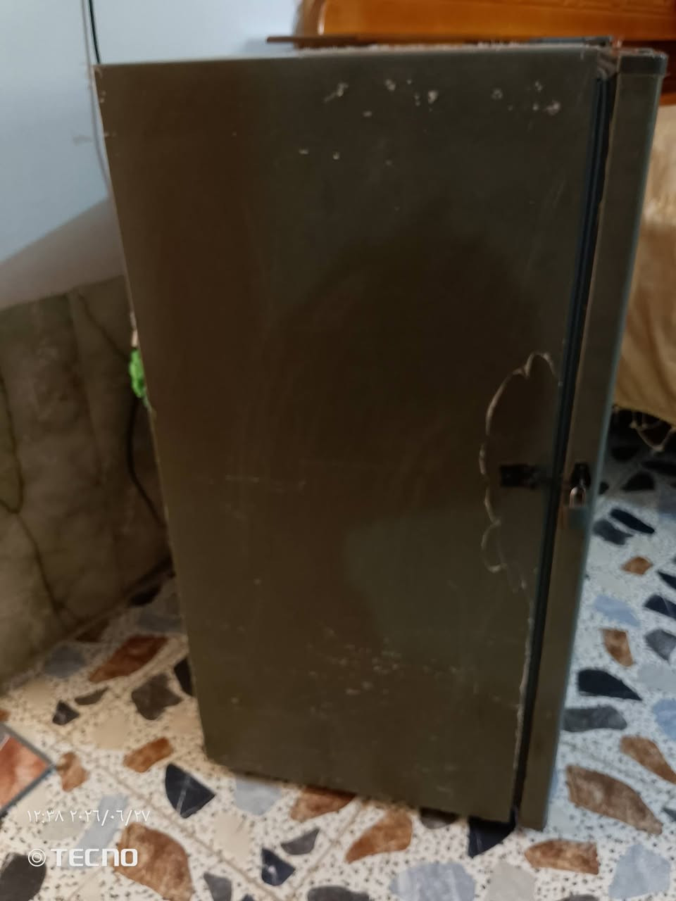 سلام عليكم ثلاجه للبيع  حجم صغير  ثلاجه نضيف كلش  للبيع السعر 250وبيه مجال للشراي مكاني الديوانيه الحمزة الشرقي  رقم الهاتف.   ***********. اتصال  فقط
