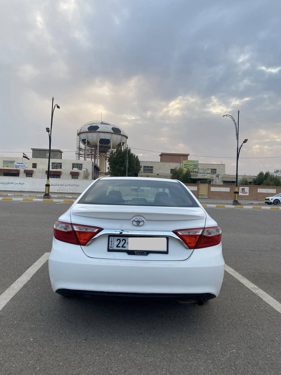 السلام عليكم
للبيع تويوتا كامري 2016 
رقم اربيل شرط التحويل باسم المشتري 
الفئة: LE 
الون ابيض محرك 2500 تنفس طبيعي 
مكفوله من الصبغ كفاله عامه تخم تاير جديد صدر خلفي امامي جديد 
داخل السياره جداً نضيف تجي وتشوف بعينك 
فقط بيها بارد السياره جاهزه من كل النواحي خارج السياره مرايه ما شاء الله نضرتها كلش حلوه 
رقم جديد 
سنويه جديده 
هزه وفحص جديد 
سعر السياره جداً مناسب مقارنه بالكامري المكفول 
السعر 160  وبيها مجال للشراي 
مكان السياره الانبار - الرمادي 
***********
