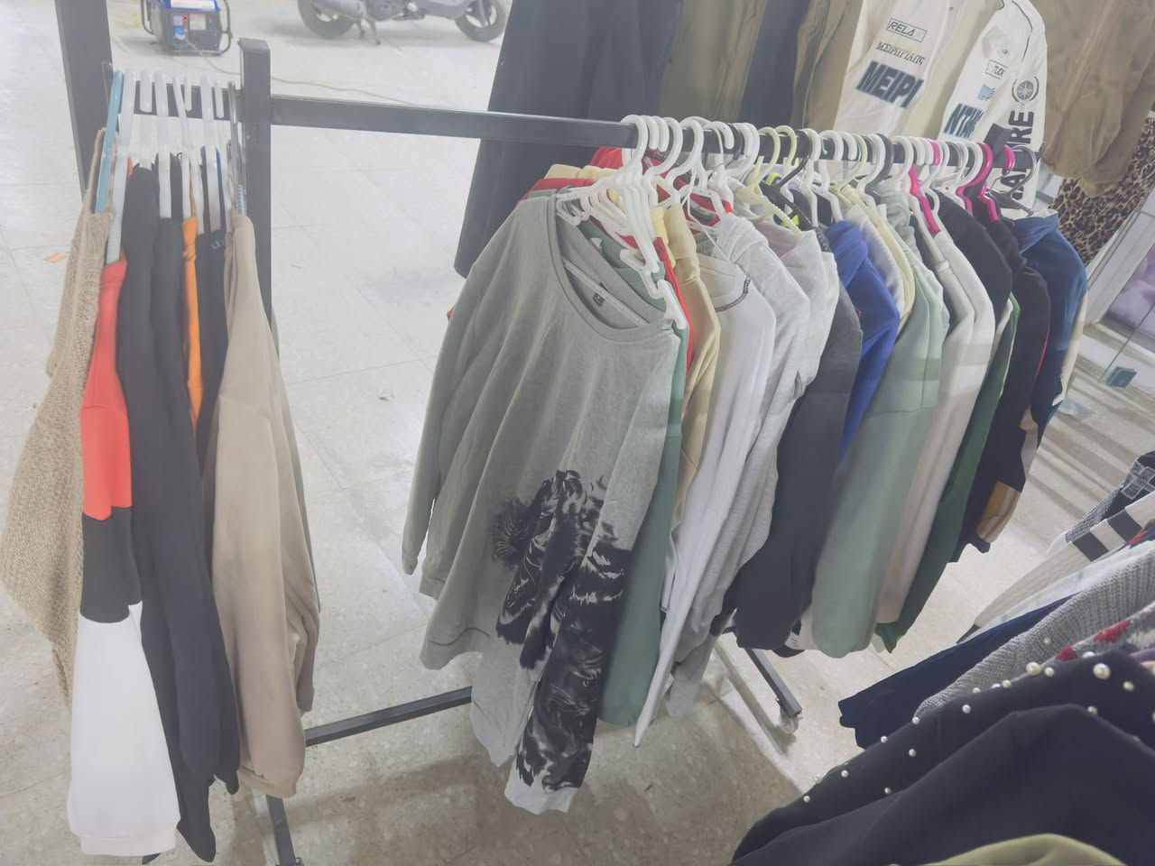 الرفوف سعر القطعه ٢٥ الف   والستاندات ملابس  بيها جروخ سعر قطعتين ب٣٥ قطعه وحده ب٢٠ عنواني اربيل مناره  ***********
