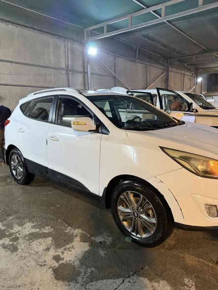 السلام عليكم 
توسان 2015 خليجي 
محرك 2000 دوش 
ماشية 156 الف كيلو 
المواصفات بصمة عمل 
تشغيل عن بعد 
تبريد قطعتين تحكم ستيرن 
بيها مكانين صبغ موضح بالسونار 
مكاني بغداد الدورة 
السعر 153 وبيها مجال 
الرقم ***********
