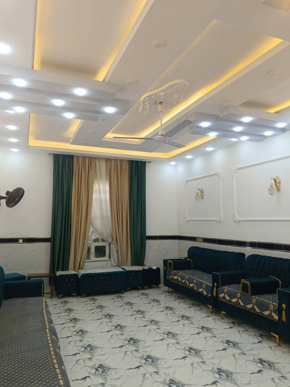 السلام عليكم
بيت اللبيع مساحته 200 متر طابو صرف قرب جامع صهيب الرومي/ بعقوبة واسواق سما يبعد عل شارع العام 50 متر 
مكون من 5 غرف نوم 
ستقبال 
مطبخ 
3حمامات 
3 صحيات 
كامل مكمل السعر 165 وبي مجال
رقم الهاتف ***********

